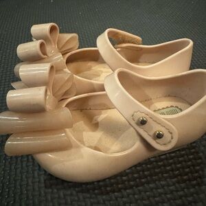 Mini Melissa Cream Baby Shoes with Bow